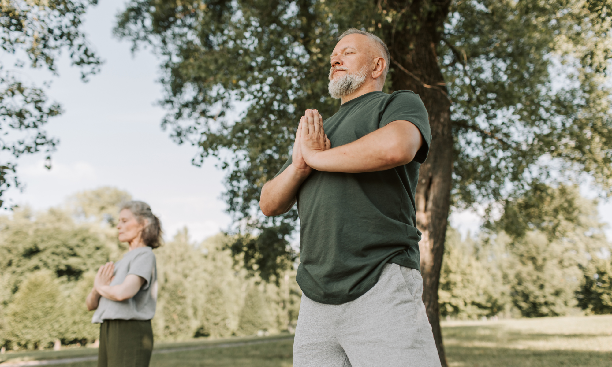 Mann und Frau im Park